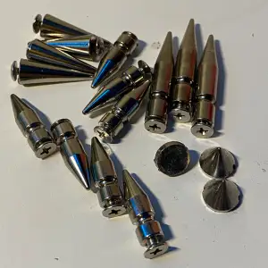 Olika sorters nitar. Köpta på blue fox.  Kommer som ett pack med alla 17 st. Men skriv om du bara vill ha några! Nypris: Skruv 4,5 cm: 15kr/st Skruv 2,6 cm: 16kr/st Kon 2,8 cm: 13kr/st Mini kon: 4kr/st