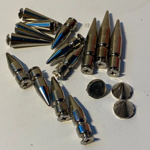 Blandad nitar mix - Olika sorters nitar. Köpta på blue fox.  Kommer som ett pack med alla 17 st. Men skriv om du bara vill ha några! Nypris: Skruv 4,5 cm: 15kr/st Skruv 2,6 cm: 16kr/st Kon 2,8 cm: 13kr/st Mini kon: 4kr/st