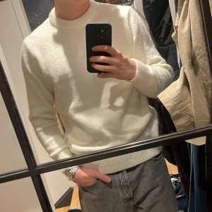 Stickad tröja från zara - Säljer denna stickade tröja från zara. Den är använd en gång och är i nyskick. Säljer pågrund av att jag letar efter annat. Nypris 450. Sitter bra på mig som är 184.