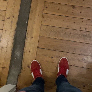 Valentino flycrew - Säljer nu mina trendiga valentino flycrews i storlek 42 men passar 43 kond 9-10 där 2/22 nitar är borta allt og medföljer förutom kvitto men självklart äkta ny pris runt 7000 mitt pris 3600 kan gå ned i pris vid snabb affär🩸🤙