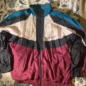 Vintage Reebok vindbrytare - Okej skick har ett hål som inte märks alls! Men annars bra! Skitsnygg och medium! Köpte för 750! Kom och köp!