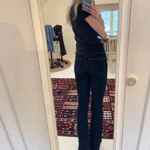 Jeans - Långa och snygga jeans från Zara. Storlek 32 men passar även mig med storlek 34. Nästan oanvända och sitter som en smäck. Är 174 och går ända ner till marken.