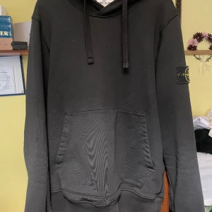 Stone Island Hoodie - Använd som ny! Köptes på Nk för ungefär 1 år sedan. Hör av vid frågor och funderingar! Nypris skulle jag gissa ligger runt 3000kr. Konstigt ljus i bilden, hör av vid fler frågor och bilder!