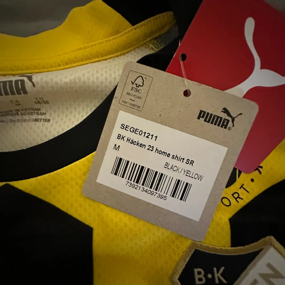 Säljer BK Häcken matchtröja som ej går att köpa och är även helt oanvänd med tags kvar! Kan gå ner i pris vid snabb affär!. T-shirts.