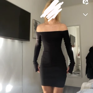 Klänning från A-DSGN - Så snygg klänning från Alice Stenlöf märke A-DSGN, finns inte kvar. Använd ca 2 gånger och kommer tyvärr inte till användning mer, nypris ca 500kr💕