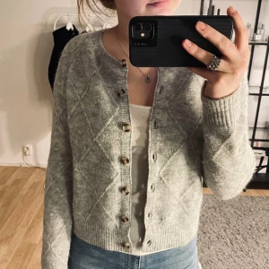 Grå kofta - As fin stickad kofta med super fina mönster 🙌🏻 passar perfekt till alla tillfällen🩷