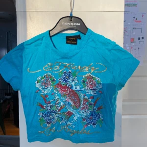 Ed Hardy Crop Top - Ed hardy och urban outfitters collab crop top i storlek S. Använder inte och säljer därför vidare. 