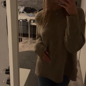 Fin stickad tröja  - Väldigt fin stickad tröja som aldrig har använts. Jättebra kvalitet 