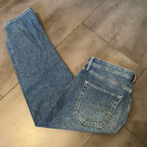 Tjena säljer mina sjukt snygga och bekväma Jack and Jones jeans! Säljer dom på grund av att dom ej passar längre Dom är mycket bekväma och Topp kvalitet (10/10)  Mitt pris 199