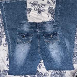 Skit snygga jeans som tyvärr inte kommer till användning, köpta på Plick men vet ej märke på de då de inte står i.💞 pris går att diskutera 