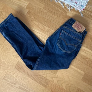 Levis 501 - Levis 501 i oanvänt skick. Kontakta om något! Lägre pris vid snabbt köp. Fraktar inom en dag vid smidig affär.