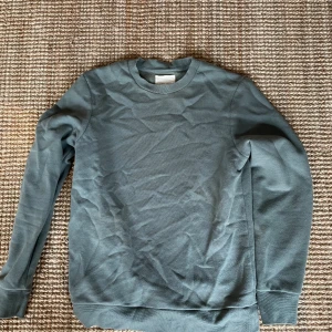 Sweatshirt A Days March - Sweatshirt från A Days March. Fint skick. Storlek S