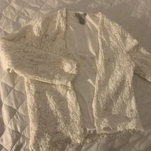 Vit spets bolero - Tyvärr lite för liten