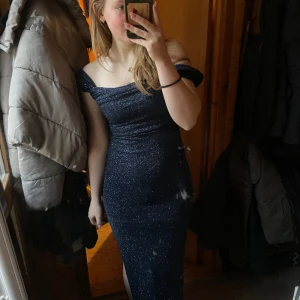 Balklänning - Superfin blå glittrig balklänning med slits på sidan storlek S, den kom tyvär fram försent till min bal så den är aldrig använd!!💕 400 kr + frakt 