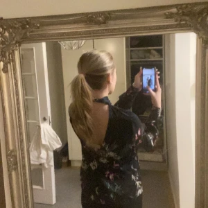 Öppen rygg topp - Superfin topp med lite öppen rygg, skriv vid frågor 