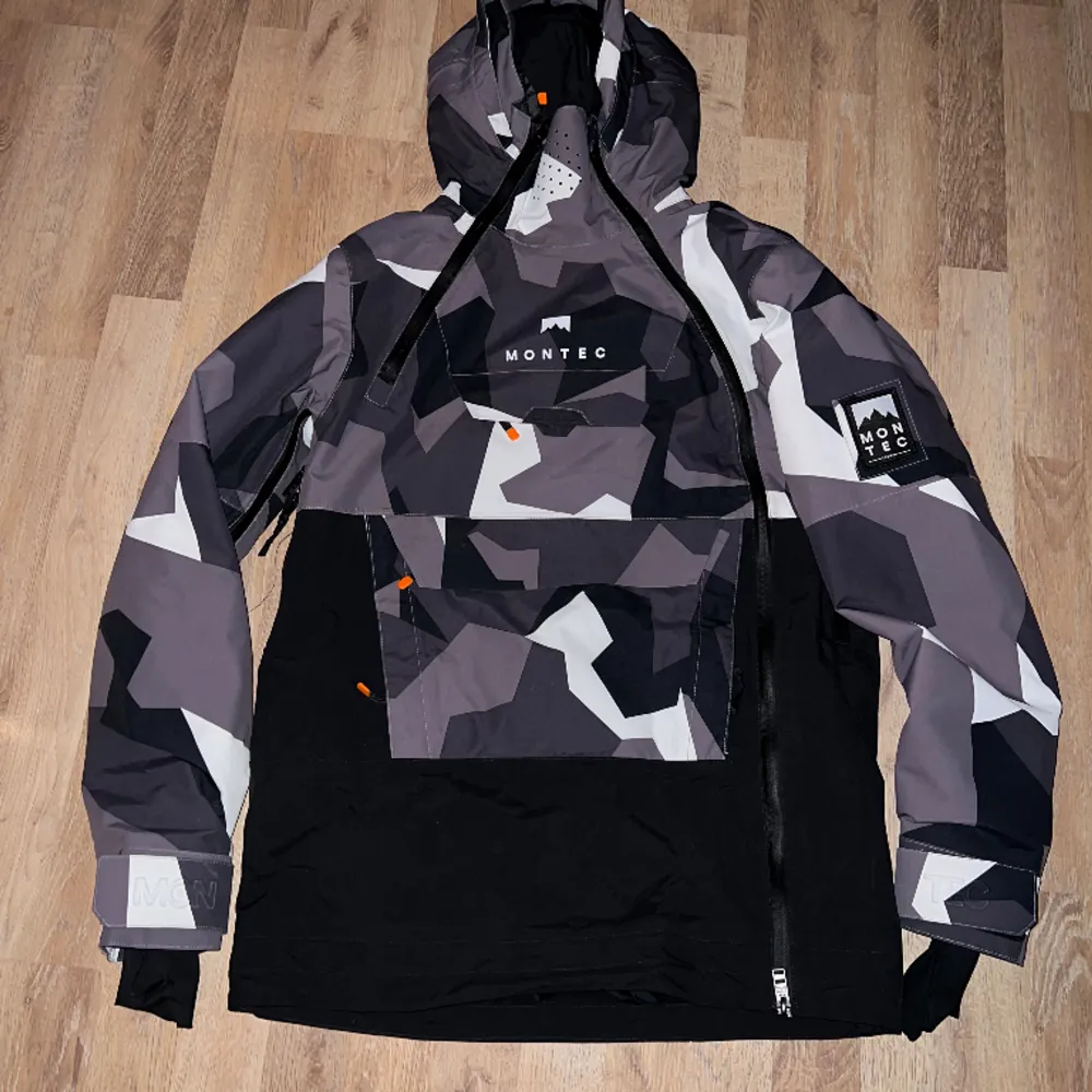 Jacka i nyskick storlek XS Doom jackan är skapad för äventyr och redo att tackla alla utmaningar berget kan komma med. Vi designade Doom med samma DNA som vår grymma trotjänare anorak jacka.  https://www.montecwear.com/se/doom-w-skidjacka-kvinna-sand. Jackor.