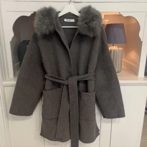 Kappa - Säljer min fina kappa då den tyvärr bara ligger i garderoben och samlar damm, den har äkta päls på luvan och ör jätte fin😍