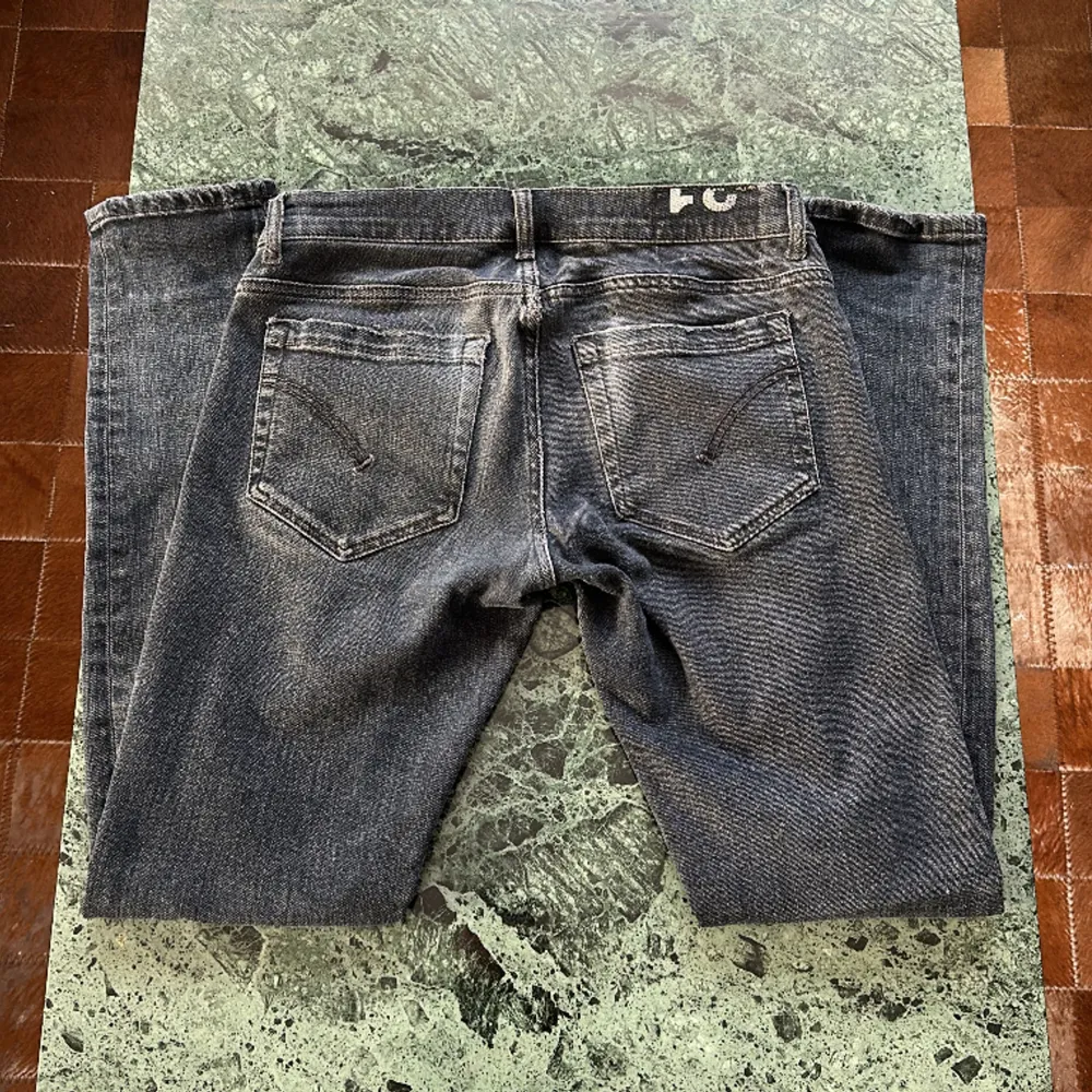 Säljer ett par Dondup jeans i modellen George i en skit fet tvätt. några små skavanker men inget man märker. Nypris 3200. Storlek 31 men passar även 30. Jeans & Byxor.