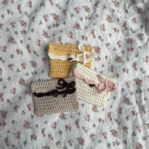 Gullig liten plånbok trio som är perfekt för kort mm. 🎀 dem är gjord av ’Cotton’ garn och ryms bra i sin väska 💋 1 för 20kr och 2 för 40kr, (den gula har blivit såld)