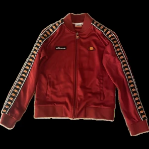 ellesse trackjacket  - En vinröd/mörkrosa trackjacket från ellesse i storlek S Bra skick och har bara används 1 gång  