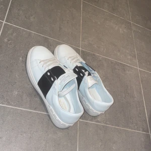 Valentino skor - Knappt andvända säljer för att dem va för små för mig. Dem är ej äkta 