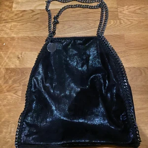 Väska  - Säljer min Stella McCartney liknade väska💓den är i jättebra skick inga defekter!