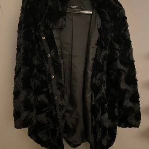 Fuskpäls  - Fuskpäls jacka från Vero Moda i storlek xl.  Ena fickan trasig invändigt. Går att laga för den händige.