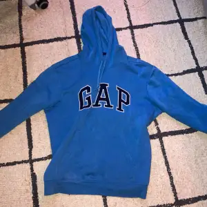 Fin gap hoodie som jag säljer då den är för lite stor för mig. Den är i nytt skick och storlek large.