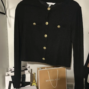 Kofta med guldknappar från H&m - säljer denna fina kofta med guldknappar från h&m har använt den 1 gång eftersom ja kände att jag egentligen hade behövt en större storlek på den men annars jätte fin! köpte den originellt för 450 men säljer den för halva priset!❣️