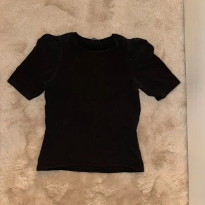 Svart t-shirt  - Vanlig svart t-shirt, bra skick