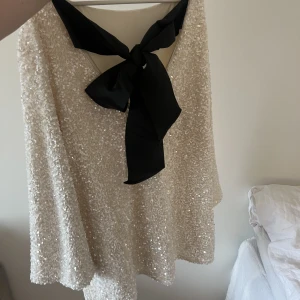 otrolig slutsåld klänning  - Otrolig klänning i strl L (funkar för en person som är en M) som såldes slut direkt. Endast använd 1 gång och är som ny! ✨från h&m edition. Frakt tillkommer. Hör av er vid frågor 💖