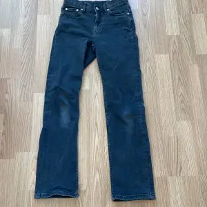 Säljer ett par jeans från Weekday i strl 27/30 i modellen Twig, säljer pga dom är för små💞 (köparen står för frakten)