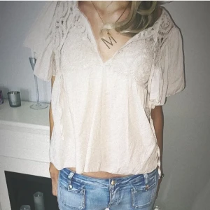 Beige blus - Säljer denna supersöta beiga blus. Köpt här på Plick, men aldrig använd av mig, och för övrigt i väldigt fint skick. Står inget märke eller storlek men skulle säga att den passar s/m💕lånade bilder så skriv om ni vill ha egna💕högsta budet är 250!