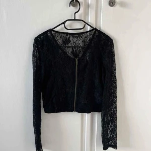 Svart blus - Svart blus i nyskick. Aldrig använd.