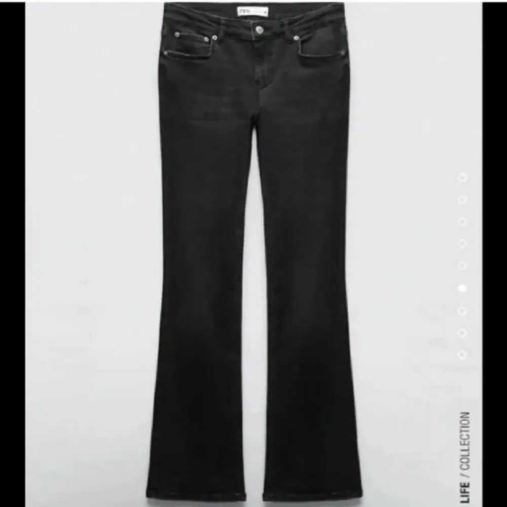 Svarta lågmidjade jeans ifrån zara, bootcut, mycket bra skick! Skorv om du har fler frågor💖. Jeans & Byxor.