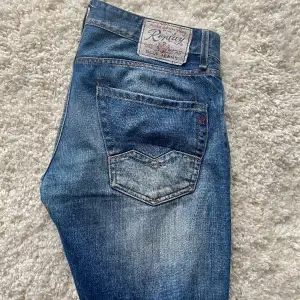 Säljer mina jeans från Replay i modellen Waitom. skick: 8/10 Storlek: omsydda till size 31/32