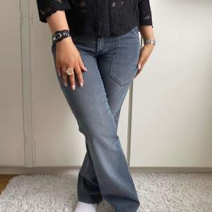 Lågmidjade blå/gråa jeans med mönster på fickorna💙 Midjemått (rätt över) 37cm, Innerbenslängd 80cm. Köp direkt via ”köp nu” knappen🕊️