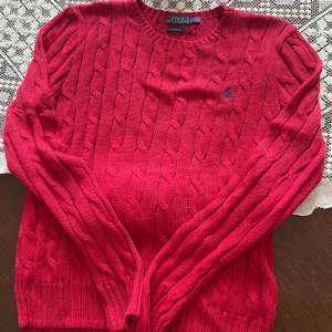 Stickad röd tröja Ralph Lauren - Mysig stickad röd tröja från Ralph Lauren.  Storlek L 100:- exkl. frakt