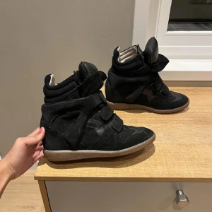 Marant skor - Funderar på att kanske vilja byta mina älskade marant skor mot ett likadant par fast beiga💕 kan sälja vid bra bud, jätte fina skick!