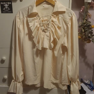 Pirat-skjorta  - Tryck inte på köp nu! En skjorta med snörning på bröstet och extratyg 💪 Lite pirat-vibbar. Köpt för 150 och använd nån gång. Står att det är st S men snarare M -L. Kan mötas upp