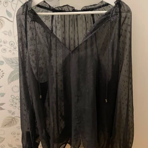 Svart blus  - Söljer en jätte fin svart blus som är genomskillig med svarta glitter " prickar " Jag brukade ha linne under denna när jag använde den, annars är den super snygg & ha utan linne också!! 