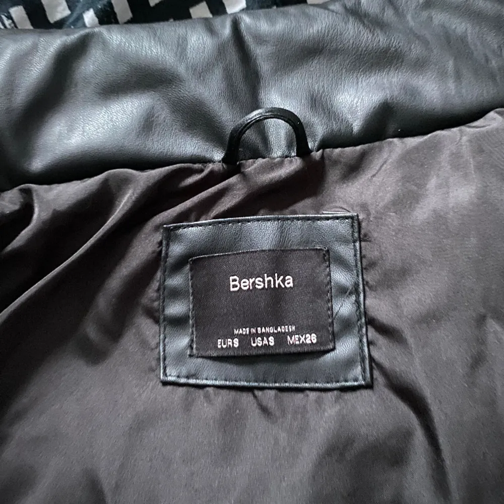 Helt ny bershka-jacka !  Blev för liten stl så har köpt en större, därför säljer jag min S :) passar 36/38! Nypris 799 från zalando! . Jackor.