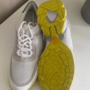 Oanvända sneakers från Axel Arigato i modellen System Runner storlek US 10,5. Inköpspris €405