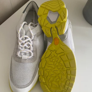 Axel Arigato Sneakers - Oanvända sneakers från Axel Arigato i modellen System Runner storlek US 10,5. Inköpspris €405