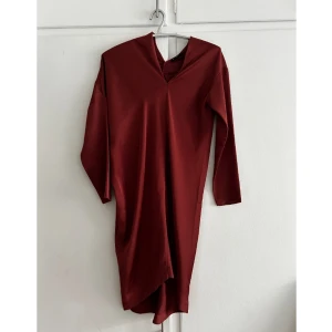 Festklänning - Asymmetrisk festklänning i mycket fint skick. Finns det inga bilder med kläderna på så är det för att jag får inte på mig de längre.  Kommer ifrån ett rök och djurfritt hem! Har du fler frågor så kontakta gärna mig. Se mina gärna mina övriga annonser