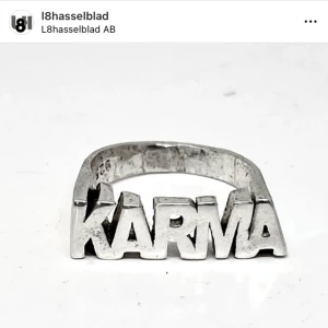 ORD RING KARMA - Tredje inlägget med denna ring i hopp om att någon är intresserad. Denna ringen har slutat säljas hos L8H och är därav unik och original. Kan tänka mig att gå ner Max 100kr då den är som ny och nypris var 950kr.