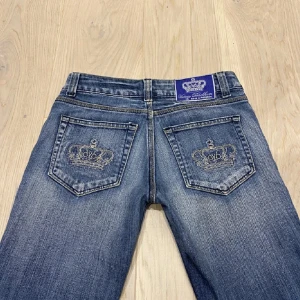Victoria Beckham jeans w27(små)🩵 - Vb jeans w27(liten) till salu🩷 gärna snabb affär🙏🏼 skick 10/10, äkta, midjamått: 37, 74, innerben: 74🩵 säljer pgr köp av andra vb🩵 öppen för byte mot endast vb, miss me, crazy age, trueys(HELST UTAN BYTE)💗 hör av er vid frågor, mer bilder elr mått😍