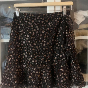 Kjol med stjärnor  - Superfint skick! Frakt ingår ej. 🌻