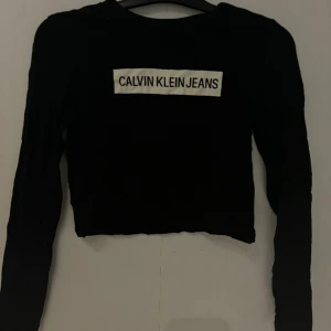 Calvin Klein tröja - Superfin tröja från Calvin Klein! Använd fåtal gånger så i superskick, säljer pga att den är för liten🫶🏻