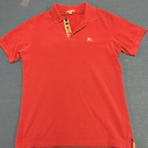 Burberry Piké tröja - Säljer min Burberry piké. Tröjan är i jätte fint skick utan någon defekt. Kom dm om det finns några frågor✔️